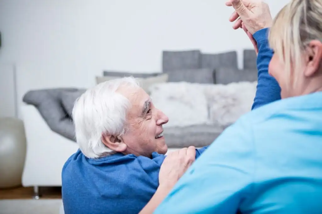 Ergotherapie und Gedächtnistraining von einem Senioren