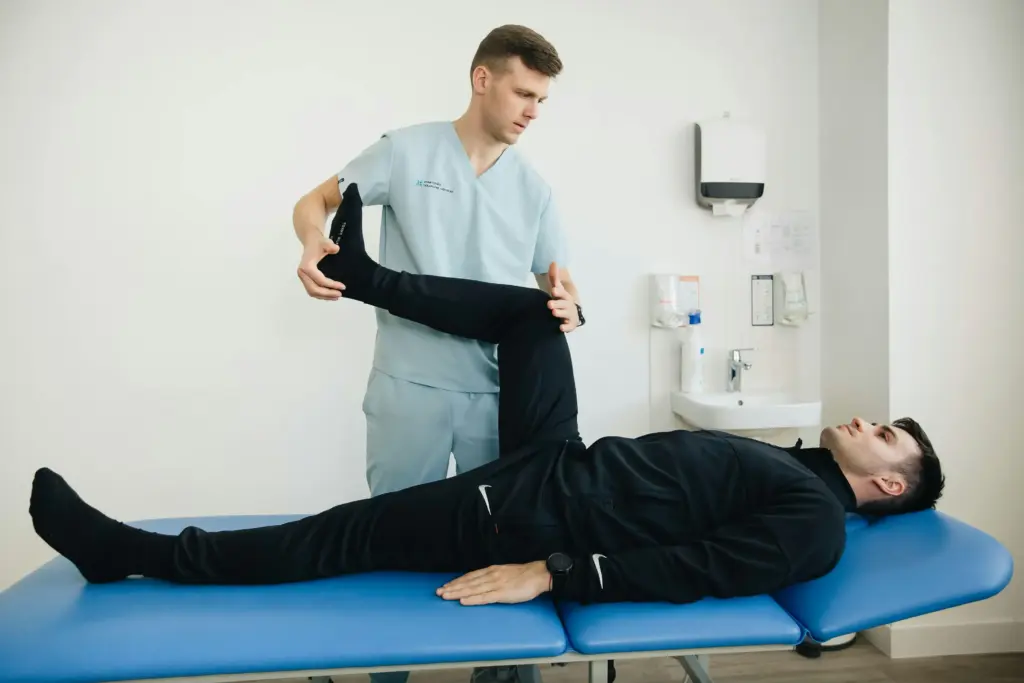 Behandlung eines Patienten in der Physiotherapie